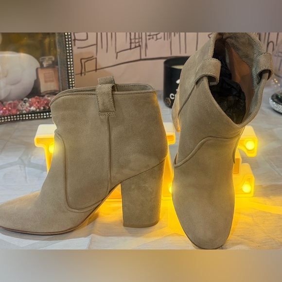 Laurence Dacade Shoes - GUC👁️👀Laurence Dacade
Tan Suede Ankle Boots